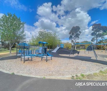 Brand New Modern 4-Bedroom Family Home in Prime Cranbourne Location! - Photo 2