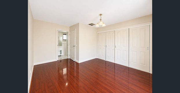 Stylish 3-Bedroom Townhouse in Doncaster East - Photo 1