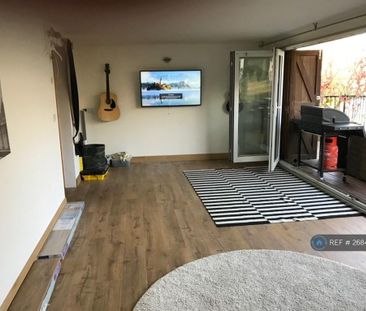 1 bedroom in a house share to rent - Photo 2