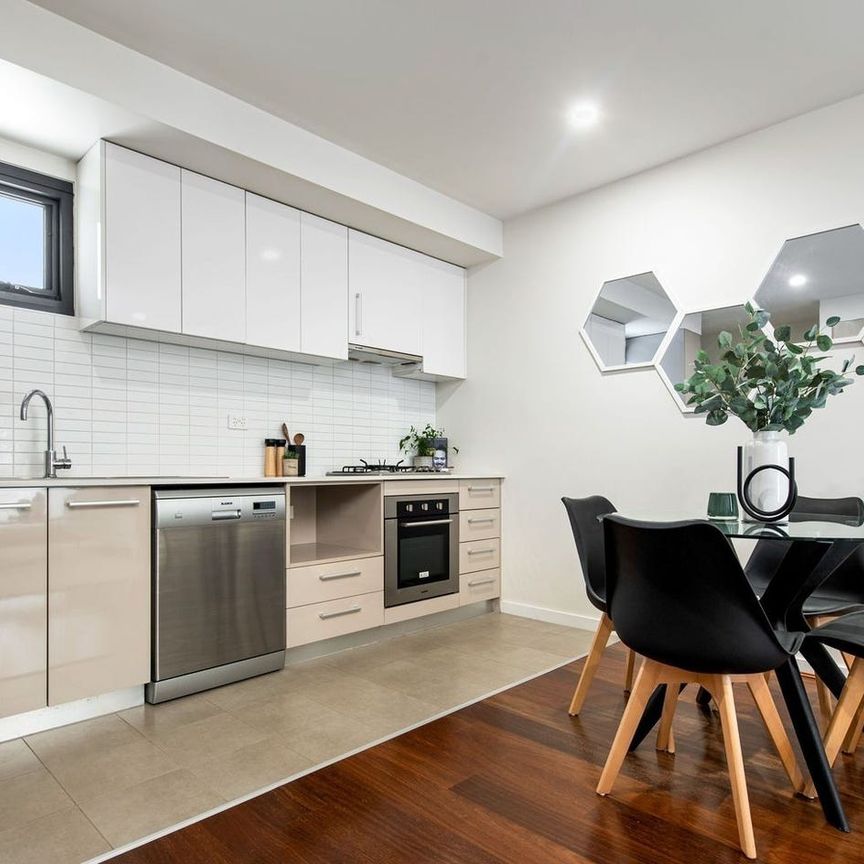 Beautiful Apartment Located in the Heart of Nunawading! - Photo 1