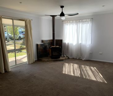 Sunny Four Bedroom Home - Photo 2