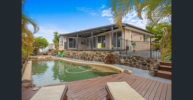 MODERN, IMMACULATELY MAINTAINED 3 BEDROOM HOME WITH SWIMMING POOL IN THE HEART OF PARKWOOD - Photo 1