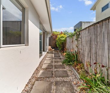 Stunning Family Home in Varsity Lakes! - Photo 1