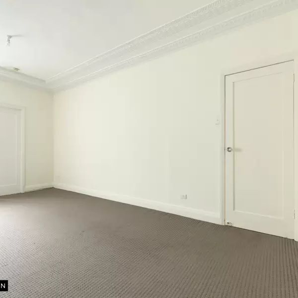 MGM MARTIN – FRESHLY PAINTED THREE BEDROOM APARTMENT - Photo 1