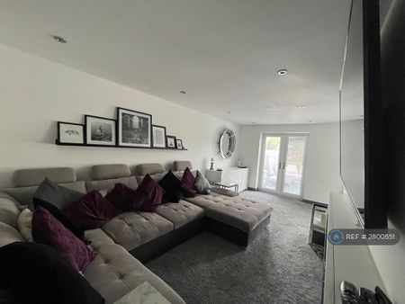 4 bedroom semi-detached house to rent - Photo 5