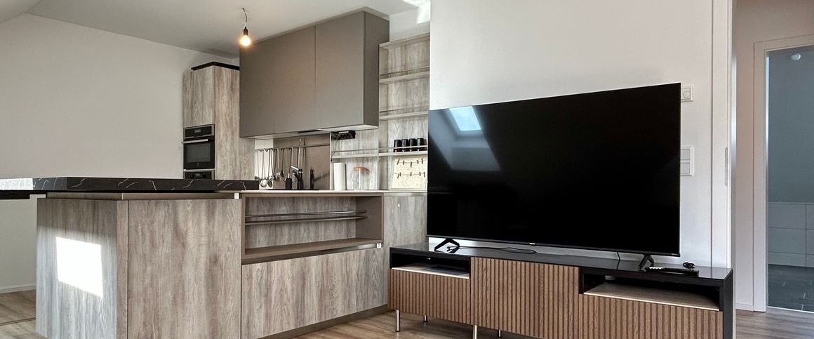 Energieeffiziente Dachgeschosswohnung - möbliert zu vermieten! - Foto 1