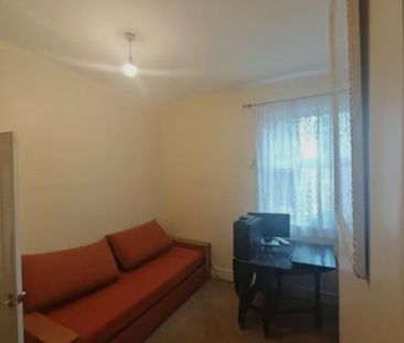 Room in a Shared House, London, E11 - Photo 2