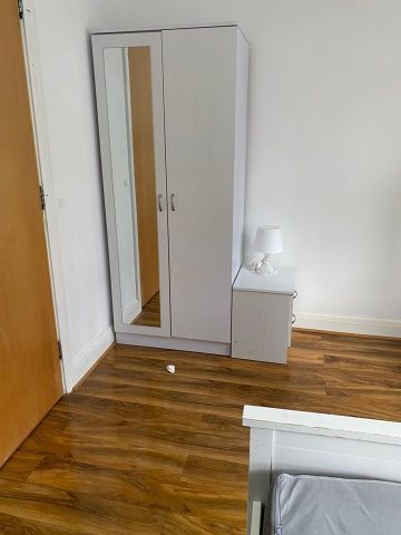 3 Bed Terraced House, Sarum Terrace, E3 - Photo 2