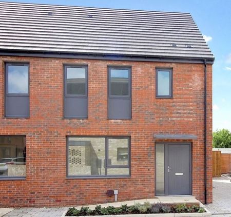 3 Bedroom - Photo 2