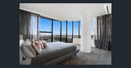 Luxurious Furnished 3 beds 2 baths apartment above the GLEN shopping mall - Photo 2