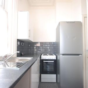 Bedsit to rent - Photo 2