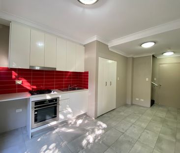 Split Level One Bedroom Apartment with Courtyard - Photo 3