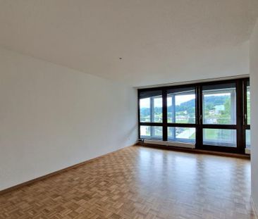 "Grossräumige, helle Wohnung mit Balkon und herrlicher Aussicht" - Photo 2