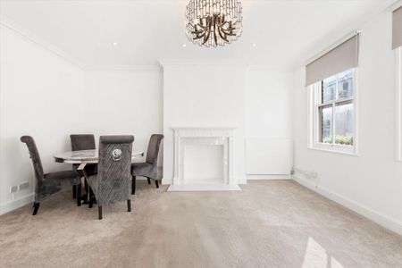 Spacious four-bedroom mews house to rent in the heart of Kensington, W8. - Photo 3