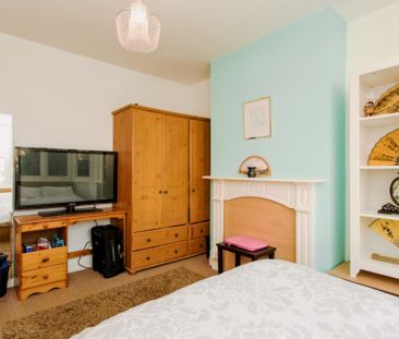 Spacious double bedroom located near Clayhall Park - Photo 3