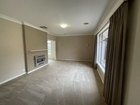 COMFORTABLE FAMILY HOME ! - Photo 2