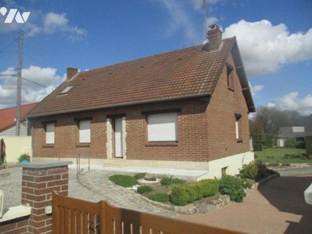 A louer maison en très bon état, entrée, salon-salle à manger, cuisine équipée, trois chambres, sdb - Photo 2