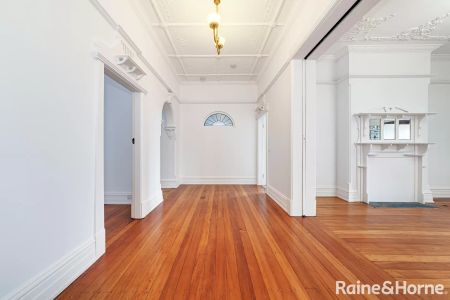 House with 4 bedrooms, 3 bathrooms & parking for 1 car - Photo 2