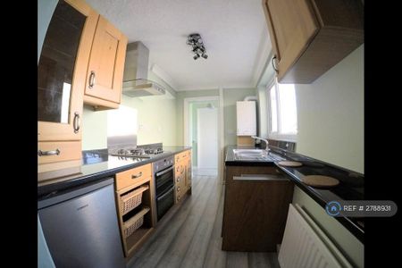 3 bedroom semi-detached house to rent - Photo 5