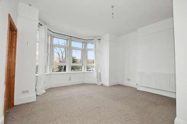 Blake Hall Crescent, Wanstead, E11 - Photo 1