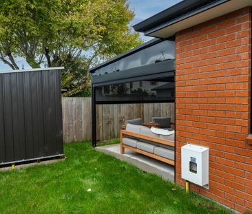 Modern, low-maintenance townhouse in convenient location - Photo 4