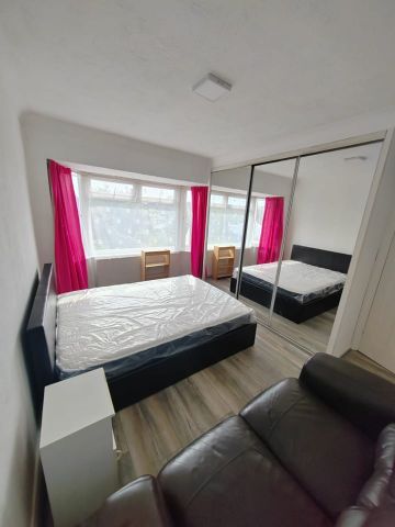Room in a Shared House, Central Avenue, TW3 - Photo 4