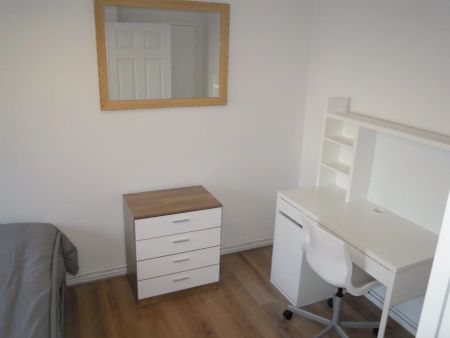 22 Corringham House (ii) – Room 2 - Photo 2