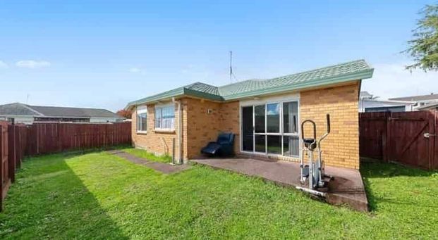 Charming 3-Bedroom Home in Papatoetoe - Photo 1