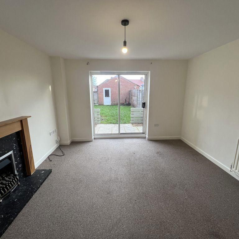 3 bedroom semi-detached house to rent - Photo 1