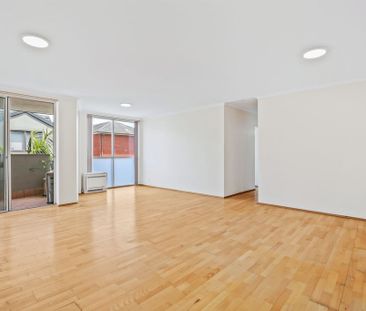 Sunny and Quiet Three Bedroom Apartment - Photo 2