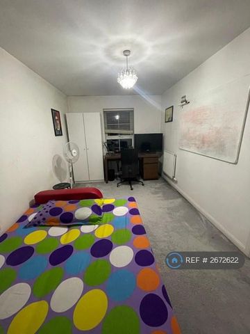 1 bedroom in a house share to rent - Photo 2