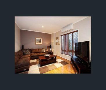 STYLISH FAMILY HOME! - Photo 4