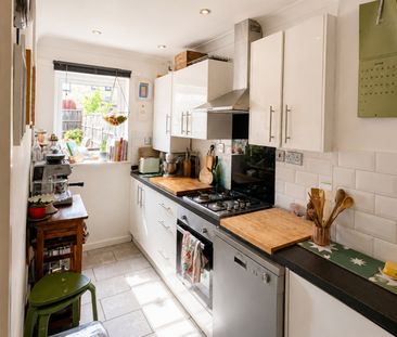 2 Bed Maisonette, Well St, E9 - Photo 4