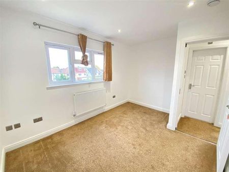 Beautifully Renovated Bedroom House In Edgware, HA8 - Photo 4