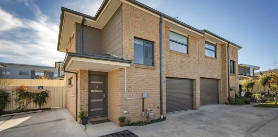 Spacious Townhouse in the Heart of Queanbeyan - Photo 2