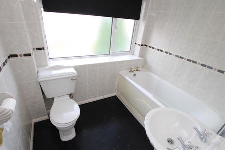 2 bedroom Maisonette to let - Photo 5