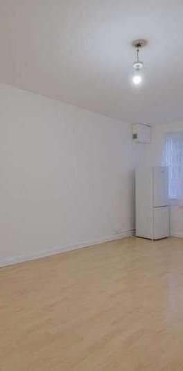 Mile End Road, Tower Hamlets, E1 - Photo 1