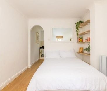 Studio Flat, Redland Road, BS6 - Photo 1