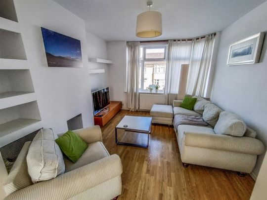 Lawrence Grove, Dursley - Photo 1