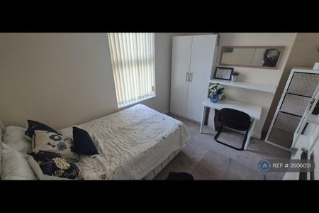 1 bedroom in a house share to rent - Photo 2