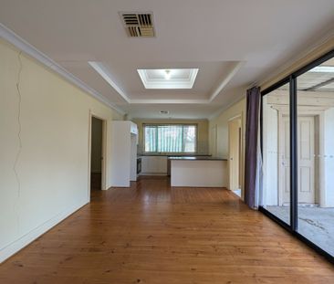 LARGE LAYOUT, GREAT LOCATION. - Photo 1