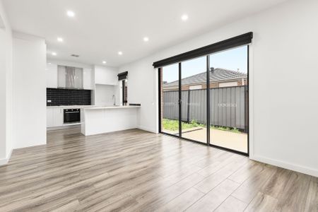 Modern & Bright with Compact Comfort! - Photo 2