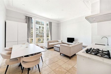 A wonderful short let one bedroom apartment situated on the first floor with high ceilings. - Photo 2