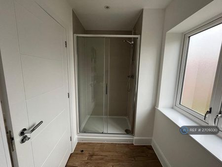 4 bedroom semi-detached house to rent - Photo 2