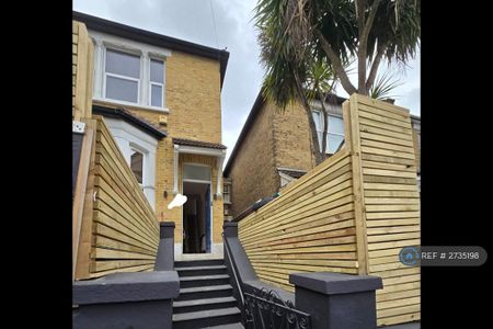 1 bedroom in a house share to rent - Photo 2