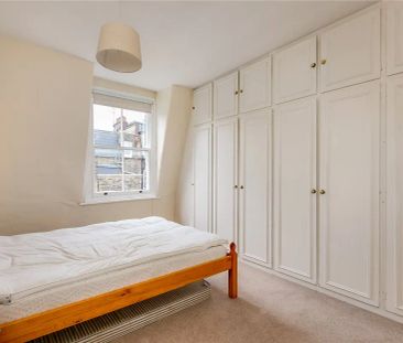 3 bedroom flat in London - Photo 1