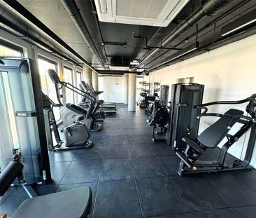 Fully Furnished Two Double Bedroom , Two Bathroom Apartment on the ... - Photo 4