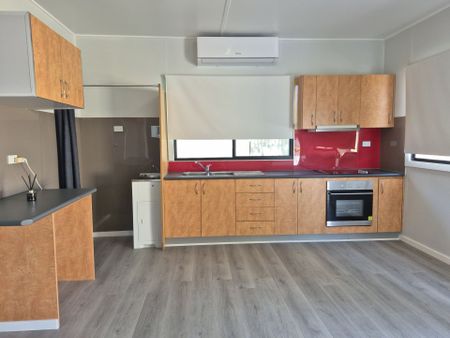 Fully Renovated 1-Bedroom Flat – Just 200m from the Beach&excl; - Photo 2