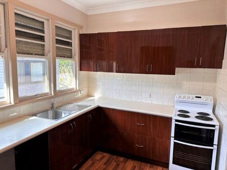 Value 3 Bedroom Home in a handy location - Photo 3