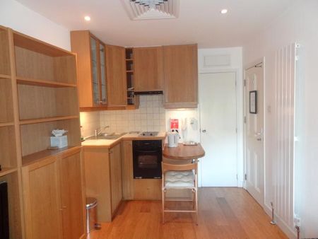 A charming third floor studio apartment refurbished to a high standard in Bloomsbury, London WC1H - Photo 2